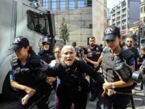 توقيف القيادية في تحرك "أمهات السبت" أمينة أوجاك في اسطنبول
