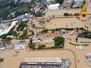 صورة التقطتها الدفاع المدني الايطالي تظهر الفيضانات في مدينة ليفورنو 
