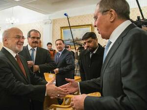 وزير الخارجية العراقي إبراهيم الجعفري (يسار) ونظيره الروسي سيرغي لافروف
