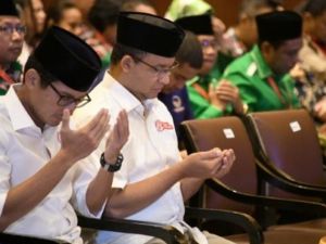 أنيس باسويدان (الثاني من اليسار) يصلي إلى جانب نائبه ساندياغا أونو (يسار) خلال مناسبة نظمتها لجنة الانتخابات

