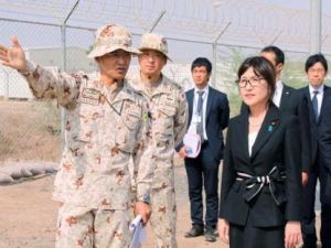 وزيرة الدفاع اليابانية تومومي إينادا خلال زيارة للقاعدة العسكرية لبلادها في جيبوتي 
