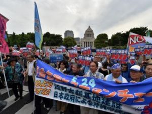 تظاهرة ضد بناء قاعدة جوية اميركية في اوكيناوا
