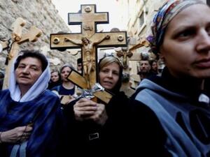 حجاج يشاركون في مسيرة درب الالام في القدس

