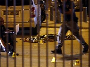 عناصر من الشرطة الاسرائيلية قرب جثة فلسطيني في القدس الشرقية تقول الشرطة أنه حاول طعن اسرائيلي قبل اطلاق النار عليه وقتله

