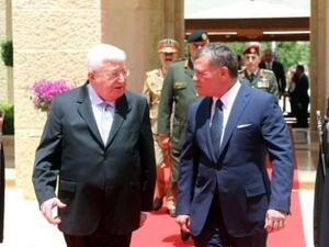 صورة نشرها الديوان الملكي الاردني الخميس للملك عبد الله الثاني (يمين) خلال استقباله الرئيس العراقي فؤاد معصوم في عمان

