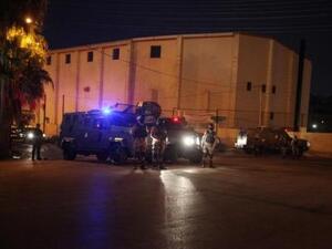 أفراد من الشرطة الأردنية قرب مقر السفارة الإسرائيلية في العاصمة عمان
