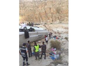 6 وفيات و38 إصابة اثر تدهور حافلة معتمرين أردنيين