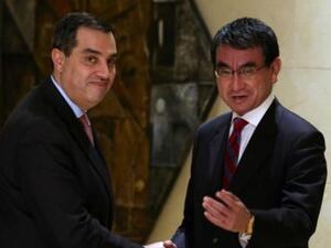 وزير التخطيط الاردني عماد فاخوري مرحبا بوزير الخارجية الياباني تارو كونو في البحر الميت

