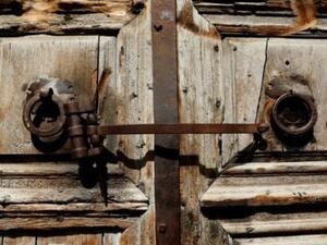 الباب الخشبي المؤدي الى كنيسة القيامة في القدس القديمة لا يزال مغلقا
