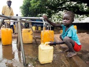 طفل يملأ وعاء بالماء في جوبا بجنوب السودان
