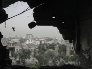 صورة التقطت من داخل مبنى مدمر لكابول
