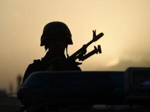 عنصر امني افغاني في جوار موقع شهد تفجيرا انتحاريا في كابول

