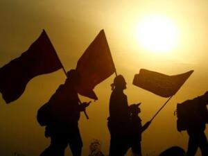 زوار عراقيون عند وصولهم الى مدخل كربلاء
