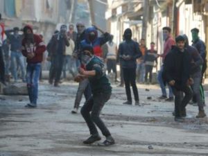 متظاهرون يرشقون قوات الامن بالحجارة في كشمير

مقتل ثمانية اشخاص في اشتباك في الجزء الهندي من كشمير