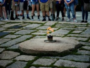 صورة للشعلة الابدية على مدفن الرئيس كينيدي.
