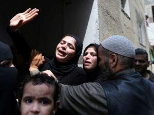 أقارب الفلسطيني ناصر شراب (18 عاما) الذي قتلته القوات الإسرائيلية اثناء احتجاج على طول الحدود بين قطاع غزة وإسرائيل يبكون اثناء جنازته في خان يونس
