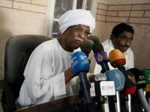 زعيم الحزب الشيوعي السوداني محمد مختار الخطيب خلال مؤتمر صحافي في الخرطوم

