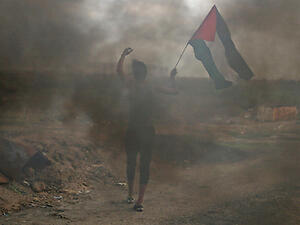 شاب فلسطيني خلال تظاهرة في الضفة الغربية