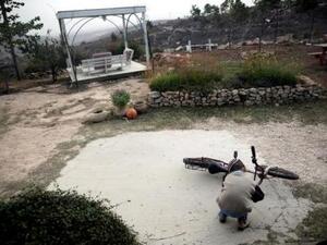 طفل إسرائيلي يلعب بدراجة في عمونا بالضفة الغربية
