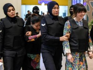 المتهمتان باغتيال كيم جونغ-نام بمطار ماليزيا تزوران مسرح الجريمة

