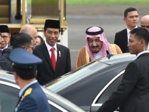 وصول العاهل السعودي الملك سلمان الى مطار جاكرتا حيث استقبله الرئيس الاندونيسي جوكو ويدودو، الاربعاء


