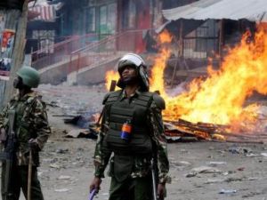 اثنان من شرطة مكافحة الشغب اثناء اشتباكات مع محتجين في نيروبي
