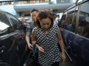 زوجة رجل اعمال كوري جنوبي خطفه ثلاثة شرطيين فيليبينيين على الاقل قبل قتله، تصل الى المكتب الوطني للتحقيقات في مانيلا

