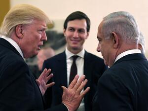 كوشنير متوسطا رئيس الوزراء الاسرائيلي بنيامين نتانياهو (يمين) والرئيس الاميركي دونالد ترامب
