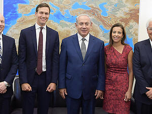 نتانياهو (الوسط) في صورة تذكارية مع كوشنر والوفد الاميركي