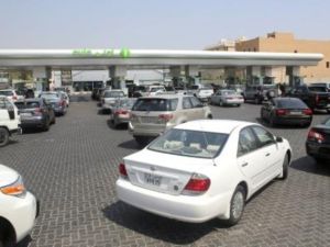 كويتيون ينتظرون بسياراتهم امام محطة وقود
