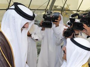 الشيخ تميم بن حمد آل ثاني أمير دولة قطر لدى وصوله الى الكويت وفي  استتقباله الشيخ صباح الأحمد الجابر الصباح 