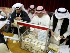 فرز الاصوات في مركز اقتراع قرب العاصمة الكويتية

