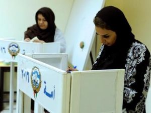 نساء يدلين باصواتهن في مركز اقتراع في الكويت يوم السبت
