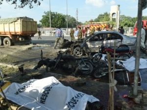 امنيون باكستانيون يعاينون المكان بعد انفجار في مدينة لاهور
