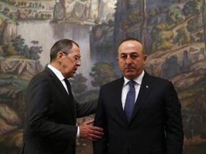 وزير الخارجية الروسي سيرجي لافروف (يسارا) ونظيره التركي مولود تشاووش أوغلو لدى اجتماعهما في موسكو يوم الثلاثاء
