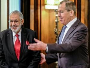 وزير الخارجية الروسي سيرغي لافروف (يمين) والى جانهب نظيره الليبي محمد طه سيالة

