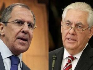 وزير الخارجية الروسي سيرغي لافروف (يسار) ونظيره الأميركي الجديد ريكس تيلرسون