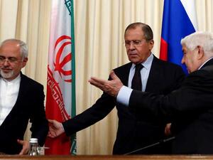 وزير الخارجية الروسي سيرغي لافروف (وسط) مع نظيريه الإيراني محمد جواد ظريف (يسار) والسوري وليد المعلم 