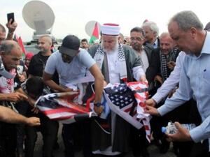 متظاهرون يحرقون العلم الاميركي في قلعة الشقيف في ارنون الحدودية مع اسرائيل في جنوب لبنان
