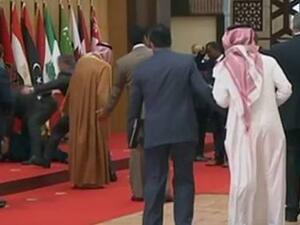 الرئيس اللبناني لحظة سقوطه خلال مشاركته في القمة العربية