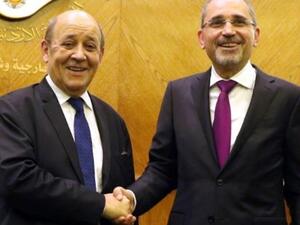 وزير الخارجية الاردني ايمن الصفدي مصافحا نظيره الفرنسي جان ايف لودريان في عمان 
