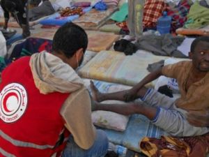 صورة من الهلال الاحمر الليبي فرع الخمس بتاريخ 23 شباط/فبراير 2017 لمهاجر يتلقى العلاج بعد العثور على 69 مهاجرا من جنسيات مختلفة داخل حاوية قرب الخمس الساحلية

