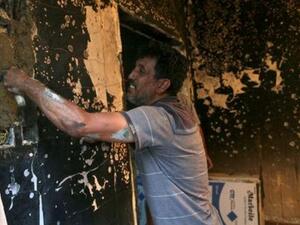 رجل يصلح منزله في بنغازي
