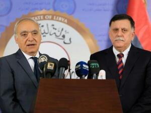 رئيس حكومة الوفاق الليبية فايز السراج (يمين) وموفد الامم المتحدة الى ليبيا غسان سلامة في طرابلس

