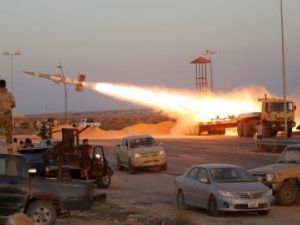 مقاتلون من قوات ليبية تساند الحكومة المدعومة من الأمم المتحدة يطلقون قذيفة صوب مقاتلين من تنظيم الدولة الإسلامية في سرت

