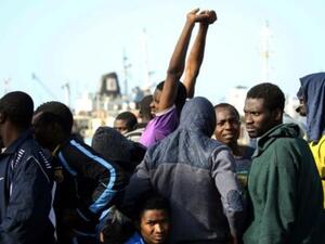 مهاجرون افارقة غير شرعيين لدى وصولهم الى قاعدة بحرية في العاصمة الليبية طرابلس
