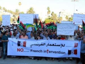 ليبيون يتظاهرون ضد التدخل الفرنسي في ليبيا
