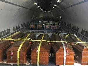 نعوش تحوي رفات عشرين مسيحيا قبطيا مصريا قتلهم الجهاديون في 2015 بعد وضعها في طائرة في مصراتة قبل نقلها الى القاهرة
