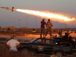 مقاتلون تابعون للقوات الليبية المتحالفة مع الحكومة المدعومة من الامم المتحدة يطلقون صاروخا على مقاتلي الدولة الاسلامية في سرت

