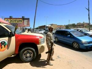 عنصر من قوة امنية ليبية تكافح الهجرة غير الشرعية يقف عند نقطة تفتيش في مدينة صبراتة

